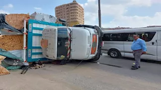 انقلاب سيارة نقل محملة بالأخشاب على "زراعي طوخ"