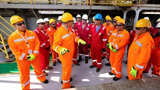 وزير البترول يتفقد الحفار البحري (القاهر-2) استعدادًا لحفر بئر جديدة لإيني الإيطالية