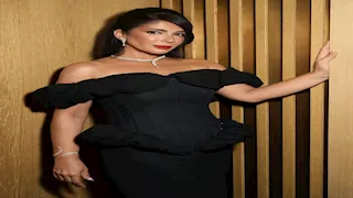 "الأسود يليق بها".. منى زكي تخطف الأنظار بفستان قصير