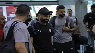 نظارات لاعبي منتخب مصر تخطف الأضواء خلال مغادرتهم لجيبوتي