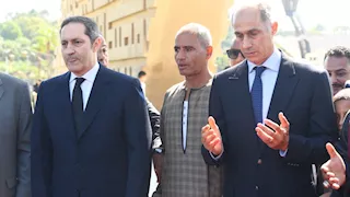 علاء وجمال مبارك يزوران قبر الجندي المجهول وقبر الرئيس الراحل السادات- صور