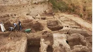 وزنها 2 طن.. اكتشاف لوحة أثرية نادرة تعود للملك رمسيس الثالث بالأقصر