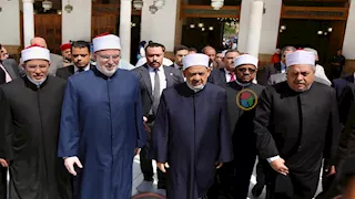 الإمام الأكبر يصل الجامع الأزهر لأداء صلاة الجنازة على د. أحمد عمر هاشم - صور