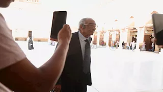 صورة - زكريا عزمي يصل الجامع الأزهر لأداء صلاة الجنازة على د. أحمد عمر هاشم 