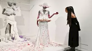 مصمم أزياء يحرق تصميماته بالولاعة ويثير جدلا واسعا