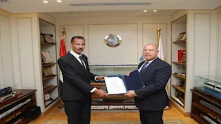 أمانة بمليون جنيه.. وزير النقل يكرّم سائقًا أعاد حقيبة أجنبيتَين ورفض المكافأة -صور