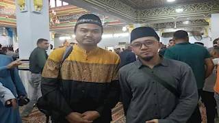 "كان أبًا ومعلمًا".. باحثان إندونيسيان يقطعان مسافة طويلة لتشييع جنازة أحمد عمر هاشم