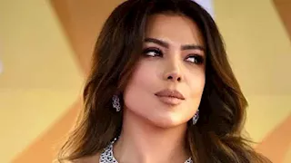 مجوهرات وفستان ليموني.. ناهد السباعي بإطلالة غريبة في مهرجان الجونة