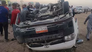 انقلاب ميكروباص في ترعة بقرية الشيخ عيسى بقنا.. مصرع شخص وإصابة 14