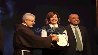  "تأثر ابنته وحزن عايدة رياض".. تكريم لطفي لبيب في مهرجان "جيلنا" بحضور نجوم الفن