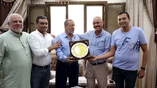 اليوم العالمي للمعلم.. طالب يمني يعثر على أستاذه بكفر الشيخ بعد رحلة بحث 9 أعوام- صور