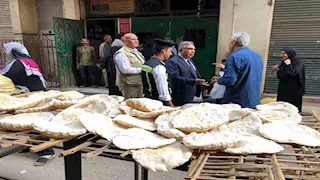 بالصور- محافظ الدقهلية يتفقد مخابز المنصورة ويوجه بالالتزام بالأوزان