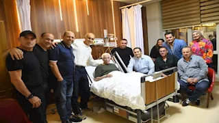 رفقة عضو الزمالك.. علاء وجمال مبارك يزوران حسن شحاتة