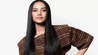 خطفت الأنظار.. إطلالة جريئة لـ ملكة جمال العالم 2025