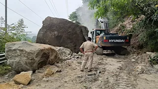 بسبب الأمطار.. انهيار أرضي يبتلع حافلة في الهند ويُسفر عن مصرع 18 شخصًا