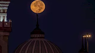 15 صورة مذهلة لقمر الحصاد العملاق من حول العالم