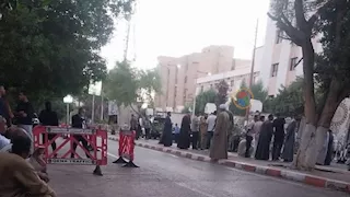 "نايمين في الشارع".. احتشاد الراغبين بالترشح لانتخابات النواب أمام مجمع محاكم قنا- صور