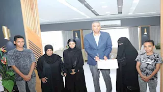 بالصور- محافظ أسوان يُكرم أسر العاملين الذين توفوا أثناء تأدية واجبهم الوظيفي