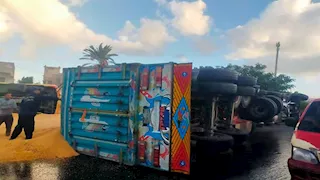 بسبب الأمطار.. انقلاب أتوبيس وسيارتي نقل ثقيل محملة بالغلال بالإسكندرية -صور