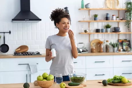 احذر الإفراط في تناول هذه الفيتامينات.. تسبب هشاشة عظام ومشاكل بالقلب 