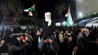 بـ"تسلم الأيادي".. احتفالات في غزة باتفاق وقف إطلاق النار- فيديو