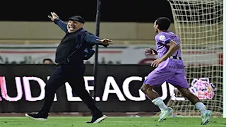 فقد وعيه في الملعب.. لقطتان مثيرتان للجدل لنور الدين بن زكري المرشح لتدريب الزمالك