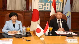 محافظ القاهرة يستقبل محافظ طوكيو ويهديها تمثال توت عنخ آمون 