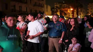 10صور.. أهالي ميدان عابدين يشاهدون افتتاح المتحف المصري الكبير 