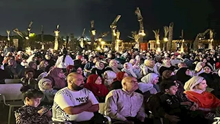 أهالي بورسعيد يتجمعون على شاطئ بورفؤاد لمشاهدة حفل افتتاح المتحف الكبير بالمجان -صور 