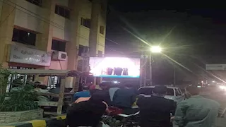 أهالي بني سويف يتابعون حفل افتتاح المتحف الكبير  في الشوارع -صور 