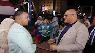 محافظ القليوبية يهنئ عروسين شاركا الأهالي احتفالات افتتاح المتحف المصري الكبير -صور  