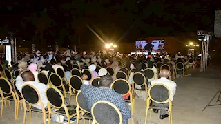 سجاد أحمر وتنورة.. كيف تابع أهالي الأقصر والسياح حفل افتتاح المتحف المصري الكبير؟ -صور