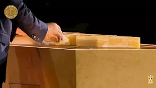 كرمز لمشاركة شعوبهم.. قادة الدول يضعون قطعًا في مجسم المتحف المصري الكبير