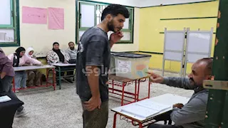 8 صور ترصد إقبال المواطنين على انتخابات "النواب" بمدرسة الإسراء بالوراق