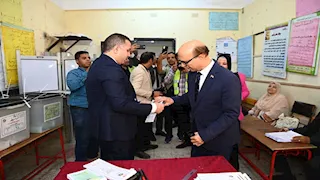 رئيس جامعة أسيوط يدلي بصوته في الانتخابات: المشاركة واجب وطني