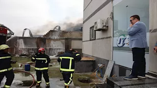 حريق مصنع بالسادات.. محافظ المنوفية يتابع ميدانيًا ويُكافئ رجال الإطفاء (صور)