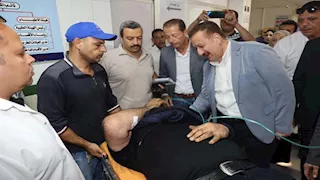 بالصور- محافظ المنوفية يزور مصابي حريق مصنع السادات