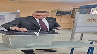 عبدالسند يمامة يدلي بصوته في انتخابات النواب بالدقي 