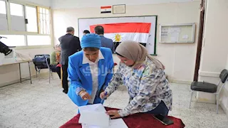 صور- إقبال المواطنين على انتخابات "النواب" بمدرسة القرية السياحية بأكتوبر