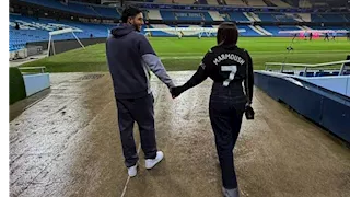 من هي الفتاة التي خطفت الأنظار بجانب عمر مرموش؟