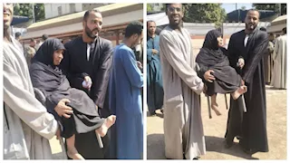 "شالوها على كرسي".. شباب بإسنا يساعدون مُسنة للتصويت بالنواب (صور)