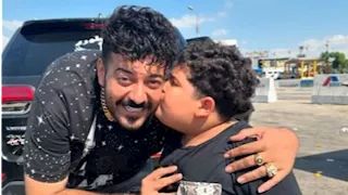 شقيق إسماعيل الليثي ينهار من البكاء على الهواء: مالناش حد وهو كبيرنا