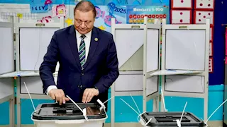 رئيس هيئة الاعتماد والرقابة الصحية يدلي بصوته في انتخابات النواب 2025 