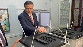 وزير الزراعة يُدلي بصوته في انتخابات النواب بالإسكندرية ويحث على المشاركة (صور) 