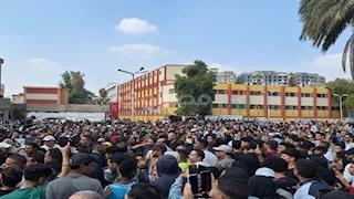 بالصور.. مصطفى كامل يشارك في جنازة المطرب إسماعيل الليثي