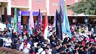 رئيس جامعة سوهاج يقود مسيرة طلابية للمشاركة في انتخابات النواب -فيديو وصور