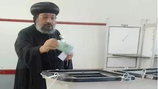 أسقف عام كنائس الوادي الجديد والواحات يدلى بصوته فى انتخابات النواب 