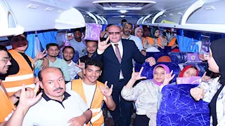 رئيس جامعة سوهاج وسط طلاب ذوي الإعاقة أثناء نقلهم للمقرات الانتخابية  -صور 