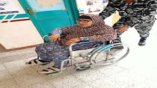 بالهمة لا بالعمر.. كبار السن يشاركون في انتخابات النواب بالإسكندرية على كراسي متحركة -صور