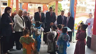 محافظ السويس يشيد بتجربة المدارس اليابانية ويوجه بتعميم "مجلس الفصل"